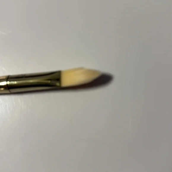 Real Techniques Bold Metals Collection 102 Triangle Concealer Brush - Picture 8 of 9
